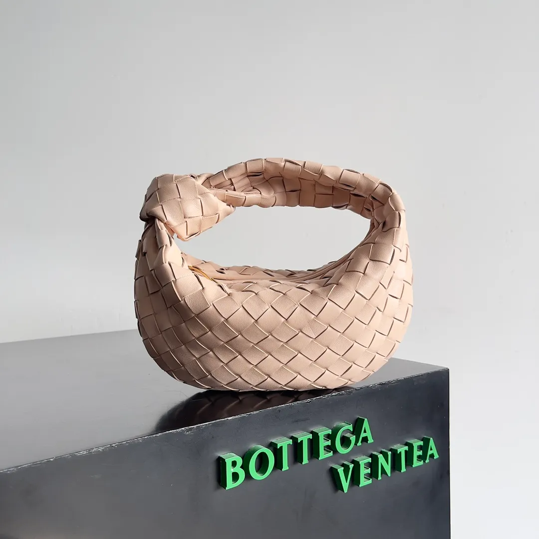 Batch 1120 Bottega veneta͙.——The latest braided and knotted hobo🔥 The top-grade lambskin leather is very soft, the bag shape is unique, practical and durable. It retains the traditional weaving elements while being a bit more flamboyant ~ Made of hand-woven sheepskin, zipper opening and closing, curved seamless structure, effortless to match. Highly recommended⚠️⚠️⚠️ The highest-end in the market🌈 Welcome to compare [Factory equipped with full package] size: 23x15x5cm.   Model: 651876